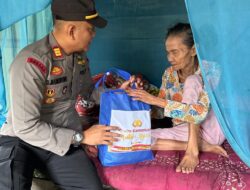 Kapolsek Tebo Tengah Akp Dedi  Tanto Manurung  SH.MH Beserta Anggota Memberikan Paket Sembako Kepada Masyarakat Yang Kurang Mampu Di Wilayah Hukum Tebo Tengah