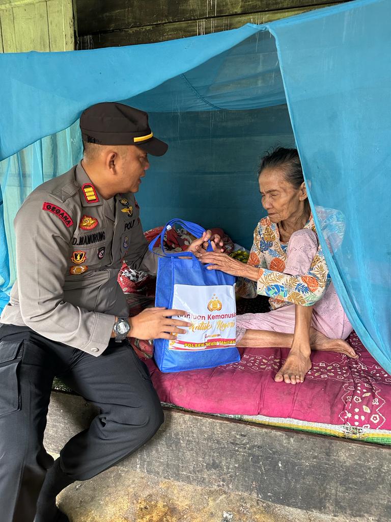 Kapolsek Tebo Tengah Akp Dedi  Tanto Manurung  SH.MH Beserta Anggota Memberikan Paket Sembako Kepada Masyarakat Yang Kurang Mampu Di Wilayah Hukum Tebo Tengah