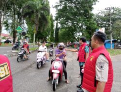 Kasat Reskrim,Pembagian takjil menjelang buka puasa di Jalinsum depan Mako Polres Merangin