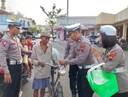 Berkah Ramadhan, Polres Tegal Kota Tertibkan Pengguna Jalan Sambil Bagikan Takjil.