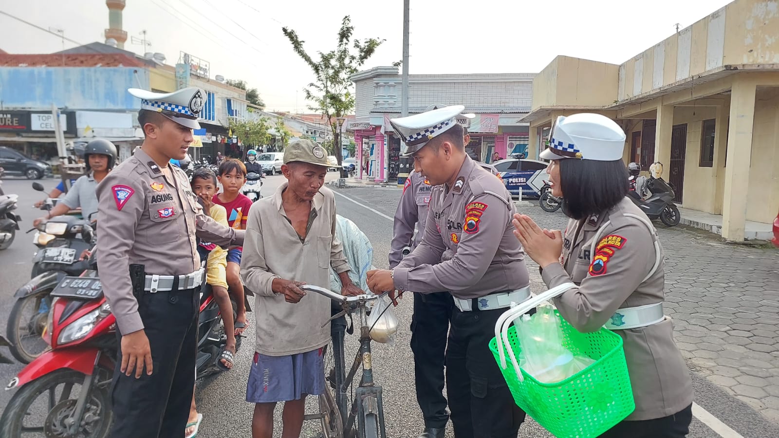 Berkah Ramadhan, Polres Tegal Kota Tertibkan Pengguna Jalan Sambil Bagikan Takjil.