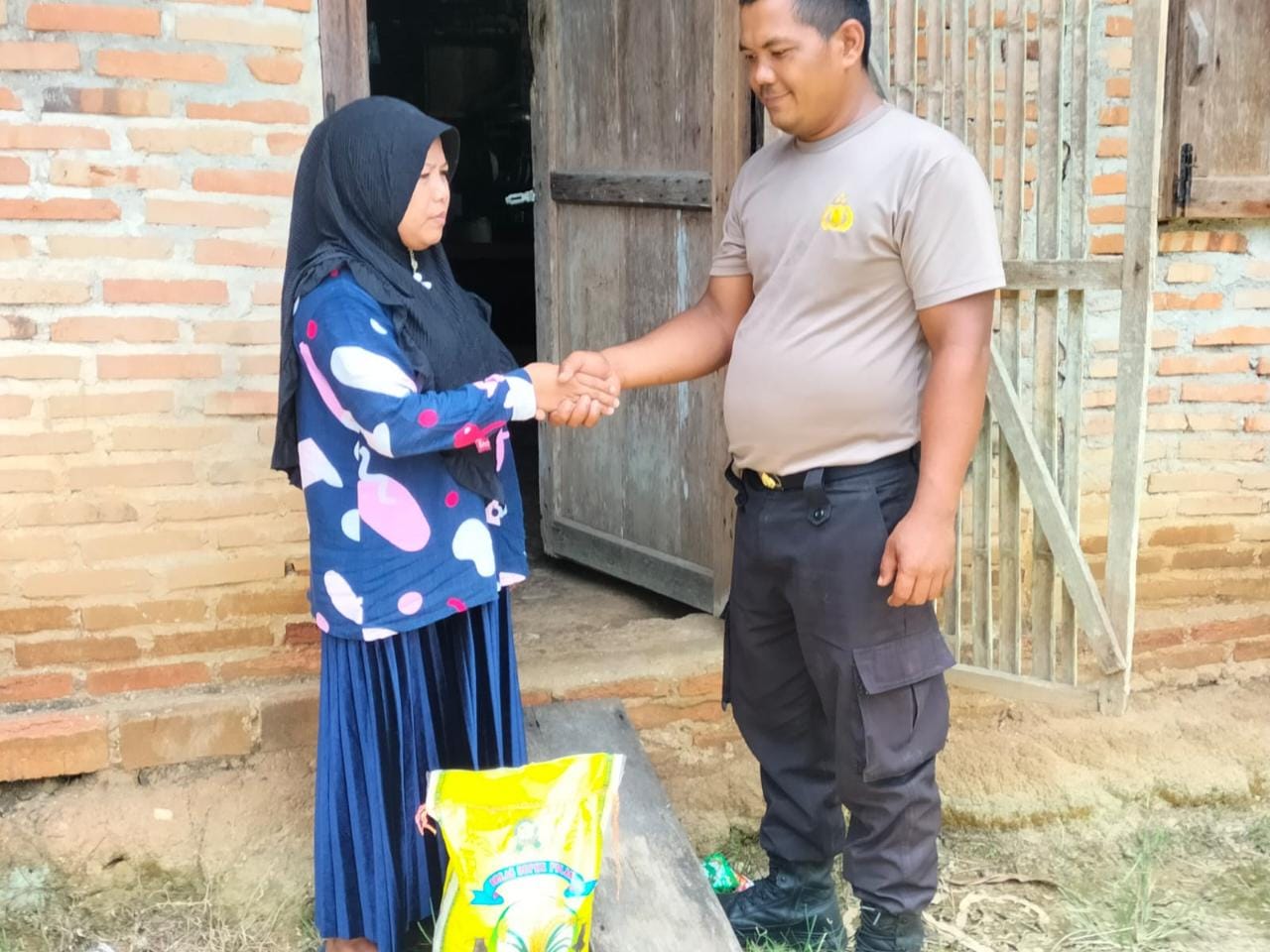 Setelah Gotong Royong,Personil Polsek Tabir Laksanakan Pembagian Bansos