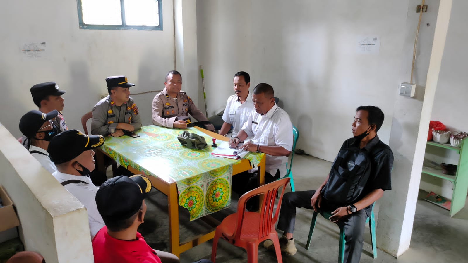 Jum’at Curhat Polsek Tabir Selatan di Kec. Tabir Selatan sikapi Remaja Bermain Petasan yang Mengganggu