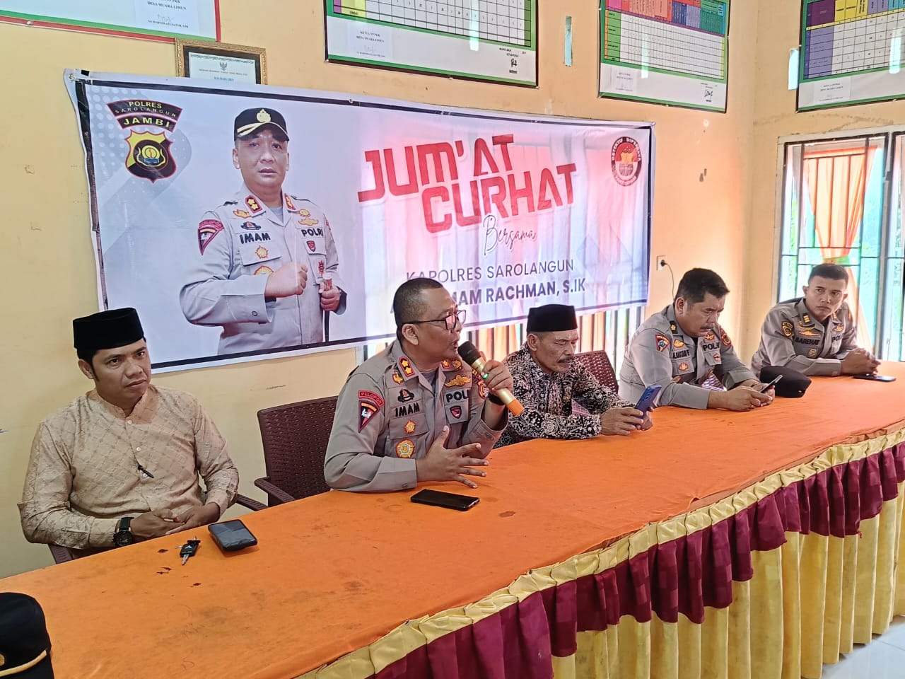 Jum’at Curhat : Kapolres silaturahmi ke Desa Muara Limun dengarkan Keluhan Warga