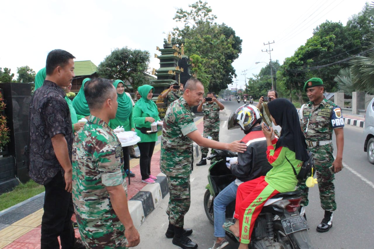 Kodim 0402/OKI Bagikan Takjil jelang buka puasa