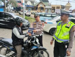 Kasat Lantas Polres Merangin ,Meminimalisir Resiko kecelakaan lalu lintas,Satlantas Sebarkan Himbauan Pintar berupa  Brosur dan Stickers