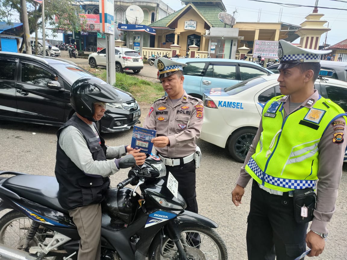 Kasat Lantas Polres Merangin ,Meminimalisir Resiko kecelakaan lalu lintas,Satlantas Sebarkan Himbauan Pintar berupa  Brosur dan Stickers