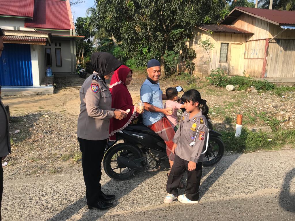 Polsek Tabir bagi Taqjil pada pengendara kendaraan bermotor dan laksanakan pengamanan pasar beduk