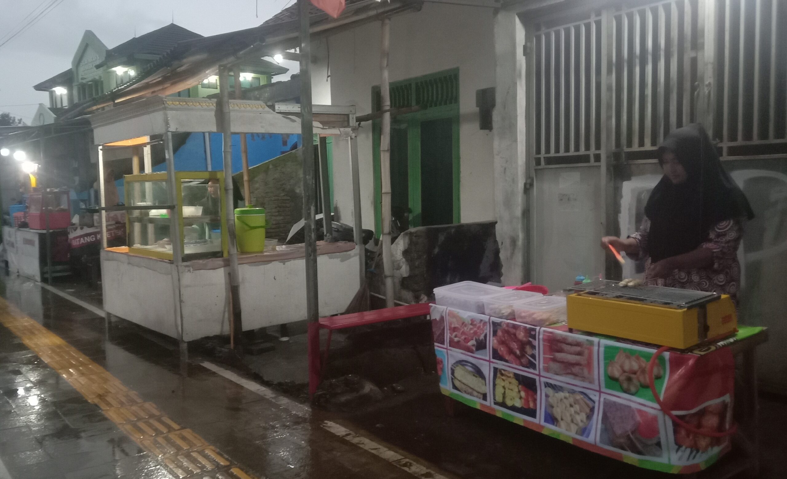 Pedagang Musiman Bulan Ramadhan, Dan Bermacam Kuliner Di Pinggir Jalan Desa Pagerbarang Tegal.