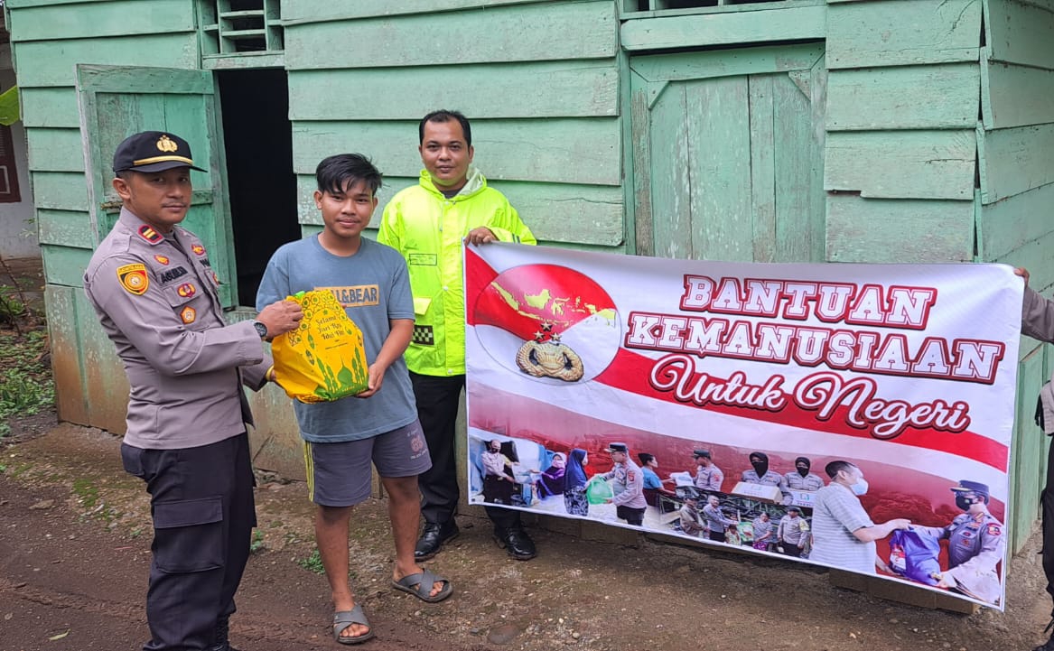 Polsek Muara Siau Serahkan Bansos di Desa Pasar Muara Siau