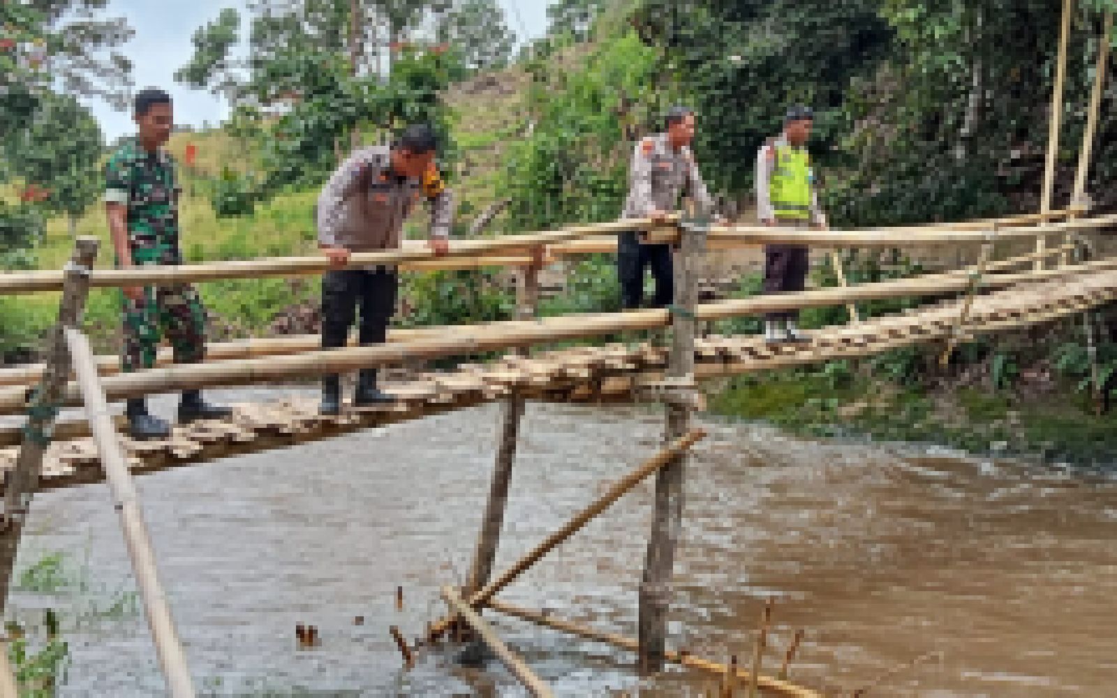 ” Suaidi di duga Hanyut ”  hari Kedua Tim Gabungan TNI/POLRI,BPBD,BASARNAS serta Masyarakat mencari korban