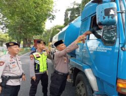 Kasat Samapta Bagi Taqjil pada Pengendara Sepeda Motor yang Lengkap kelengkapannya.