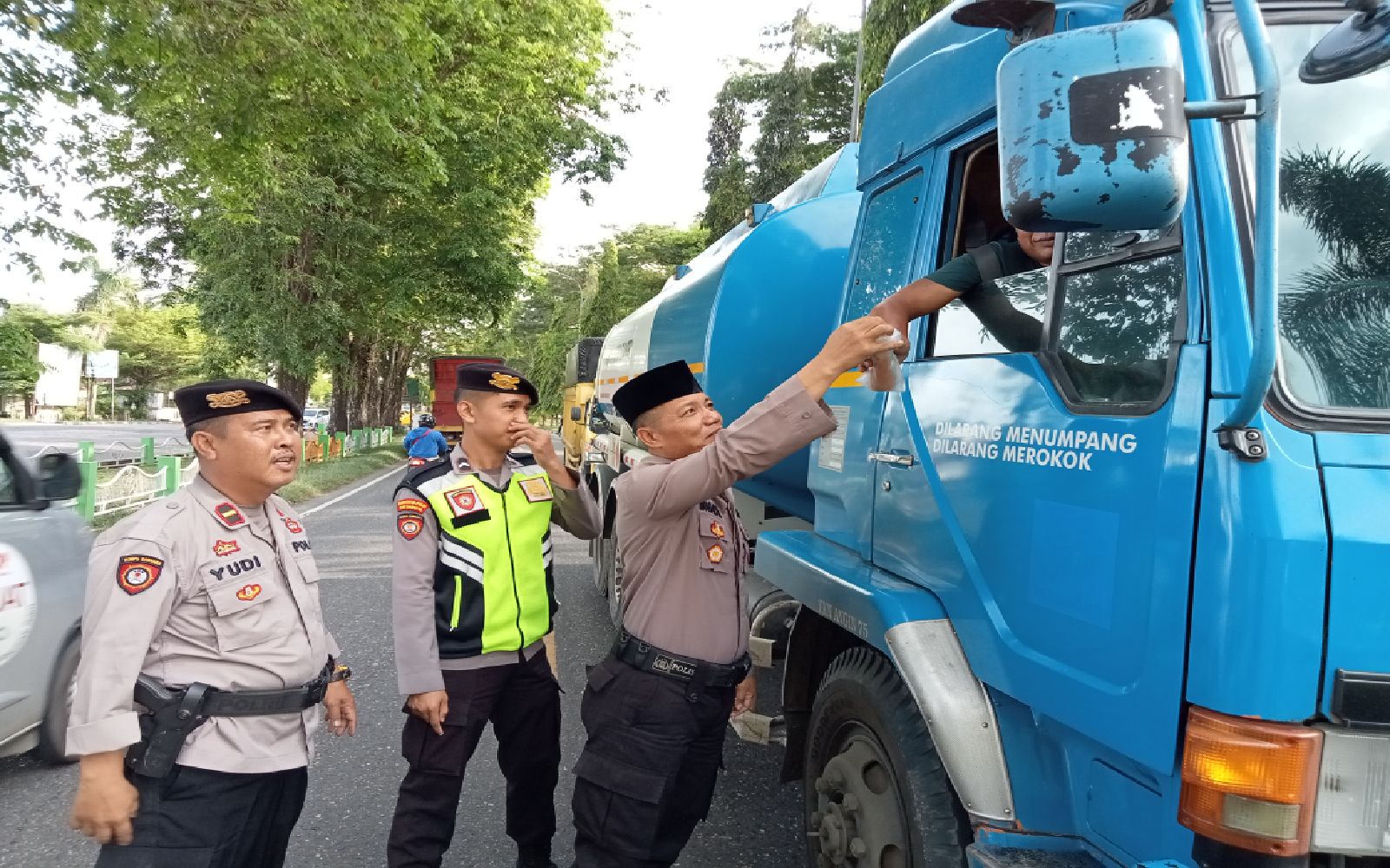 Kasat Samapta Bagi Taqjil pada Pengendara Sepeda Motor yang Lengkap kelengkapannya.