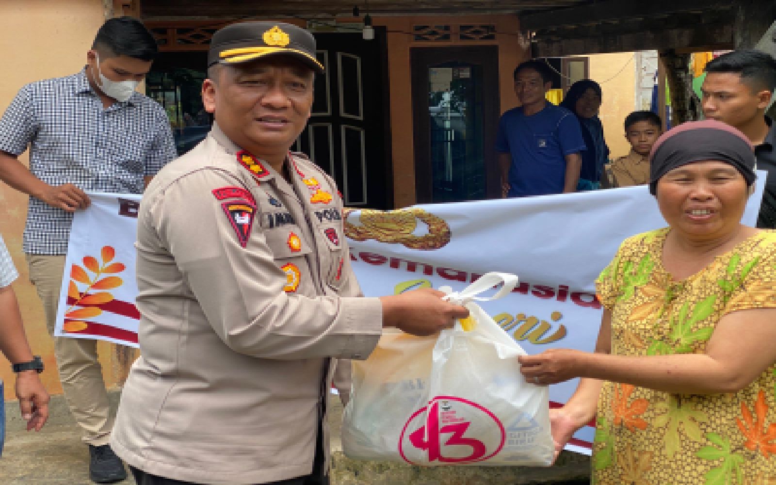 Kapolres Sarolangun AKBP Imam Rachman S.I.K. Langsung Distribusikan Bantuan Kemanusiaan Untuk Negeri.