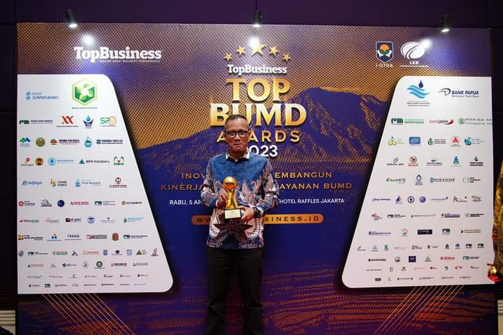 Direktur Perumda Tirta Muaro Budhi  Irawan   raih Penghargaan TOP BUMD Award  T.A 2023