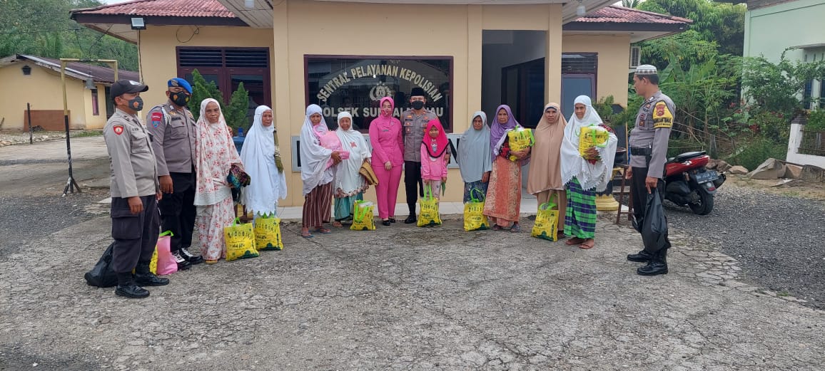 *Berikan Bantuan Sembako Untuk Warga Yang Kurang Mampu, Kapolsek Sungai Manau : Semoga Bisa Membantu Dan Bermanfaat Bagi Masyarakat Di Bulan Ramadan Ini*