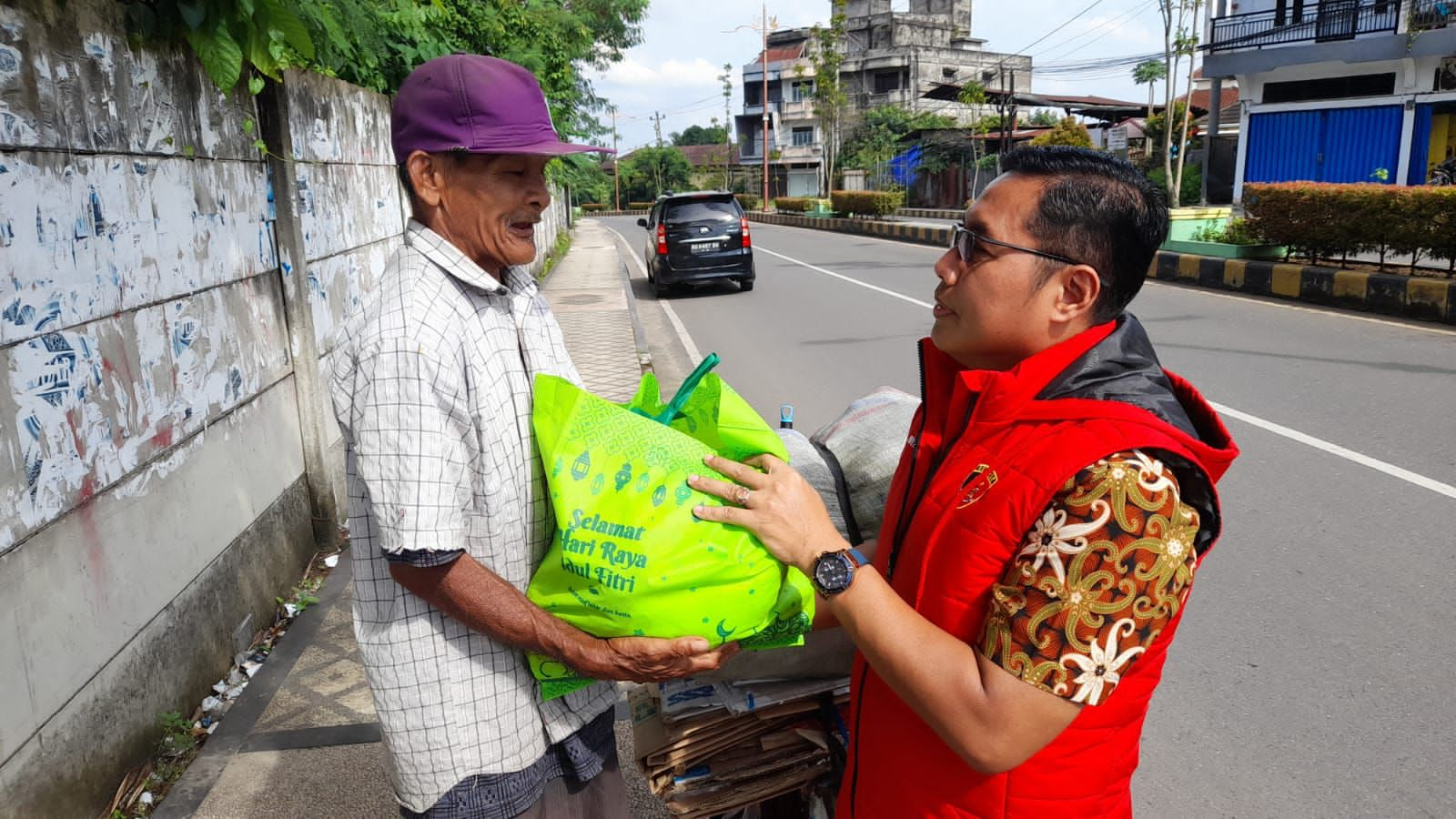 Direktorat Reserse Kriminal Umum Polda Jambi Membagikan Sembako Kepada Manyarakat  Yang Ada Di Kota Jambi