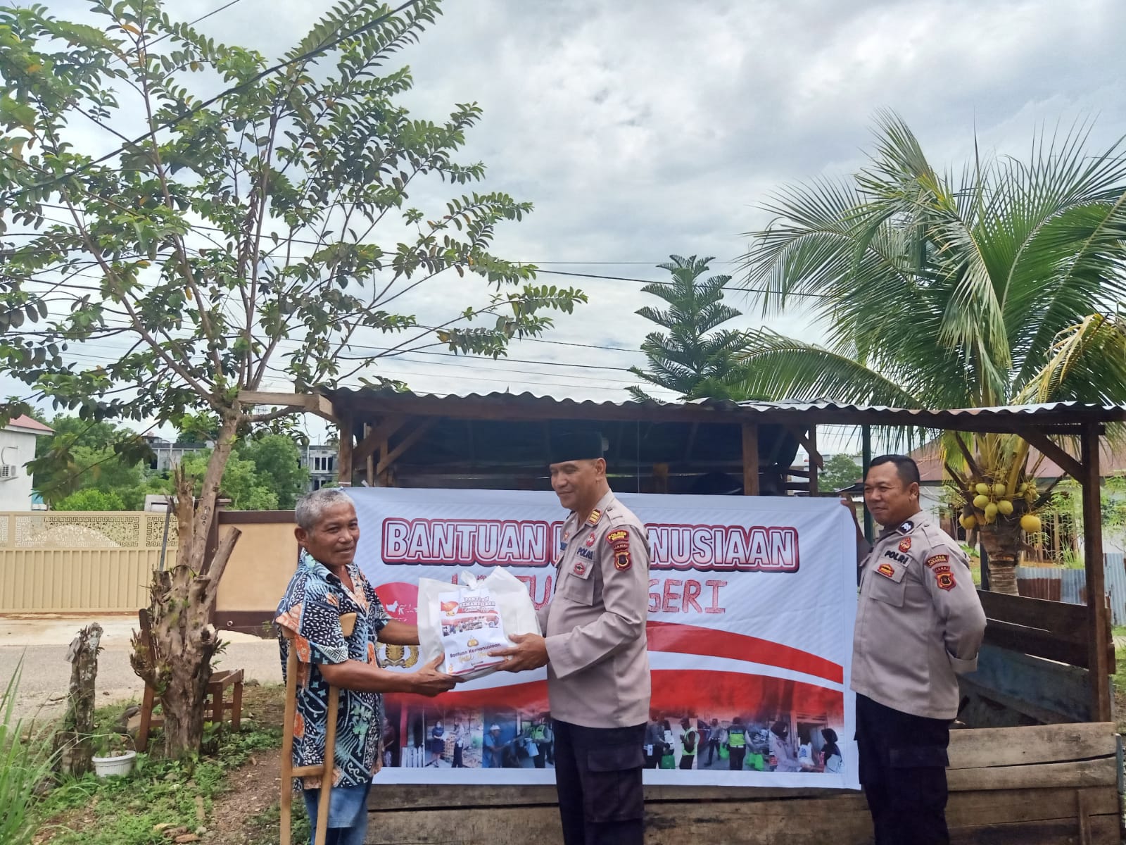 Sat-Binmas,Serahkan Sembako dan Edukasi Warga akan bahaya mengantisipasi bahaya radikalisme,anti Pancasila dan intoleran.