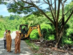 Peduli Lingkungan – Camat Maluk Turun Gunung Bersihkan Sampah