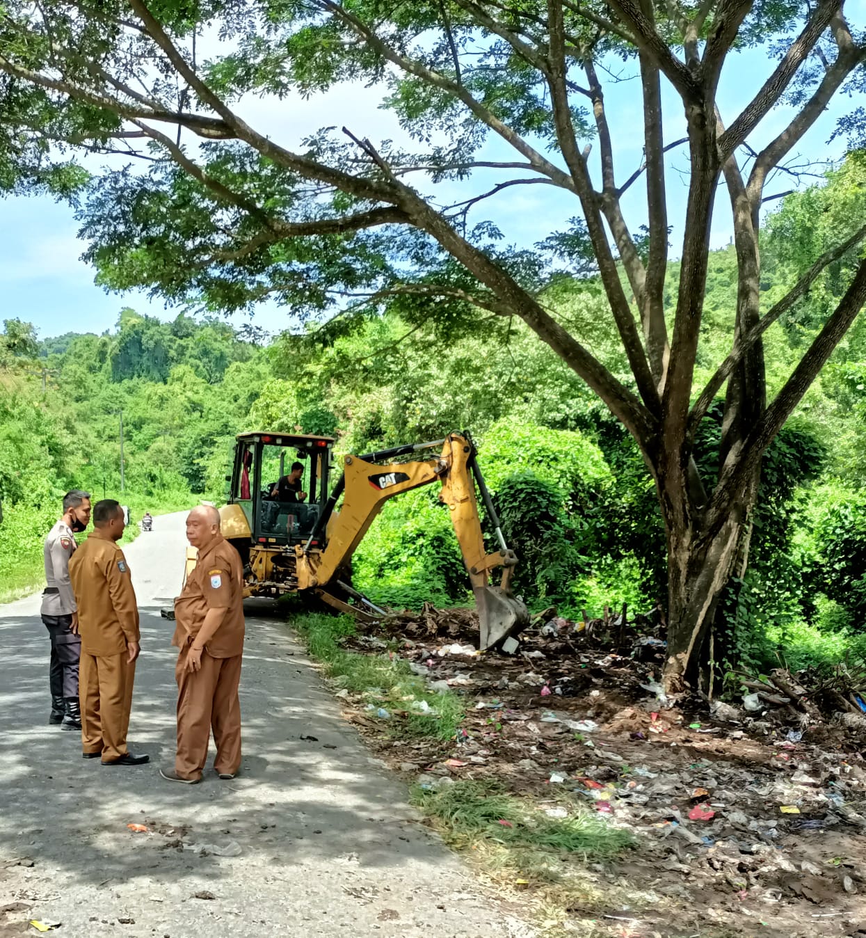 Peduli Lingkungan – Camat Maluk Turun Gunung Bersihkan Sampah