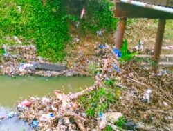 SUNGAI KRUENG LANGSA : TERCEMAR PARAH CABANG RANTING KAYU BAMBU DAN SAMPAH BUANGAN WARGA MASYARAKAT APATIS BUTA TULI – KAPANKAH HAL ITU AKAN BERAKHIR