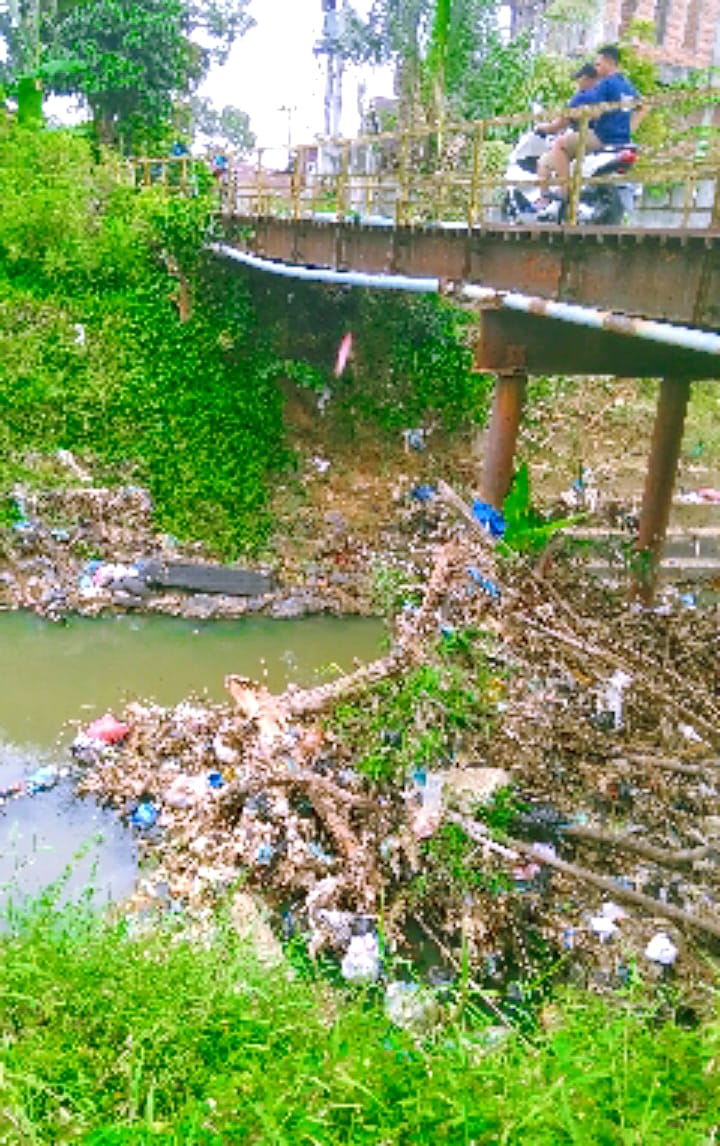 SUNGAI KRUENG LANGSA : TERCEMAR PARAH CABANG RANTING KAYU BAMBU DAN SAMPAH BUANGAN WARGA MASYARAKAT APATIS BUTA TULI – KAPANKAH HAL ITU AKAN BERAKHIR