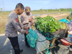 Jajaran Polsek Nurussalam – Bantu Becak Sayur Rusak Patah As