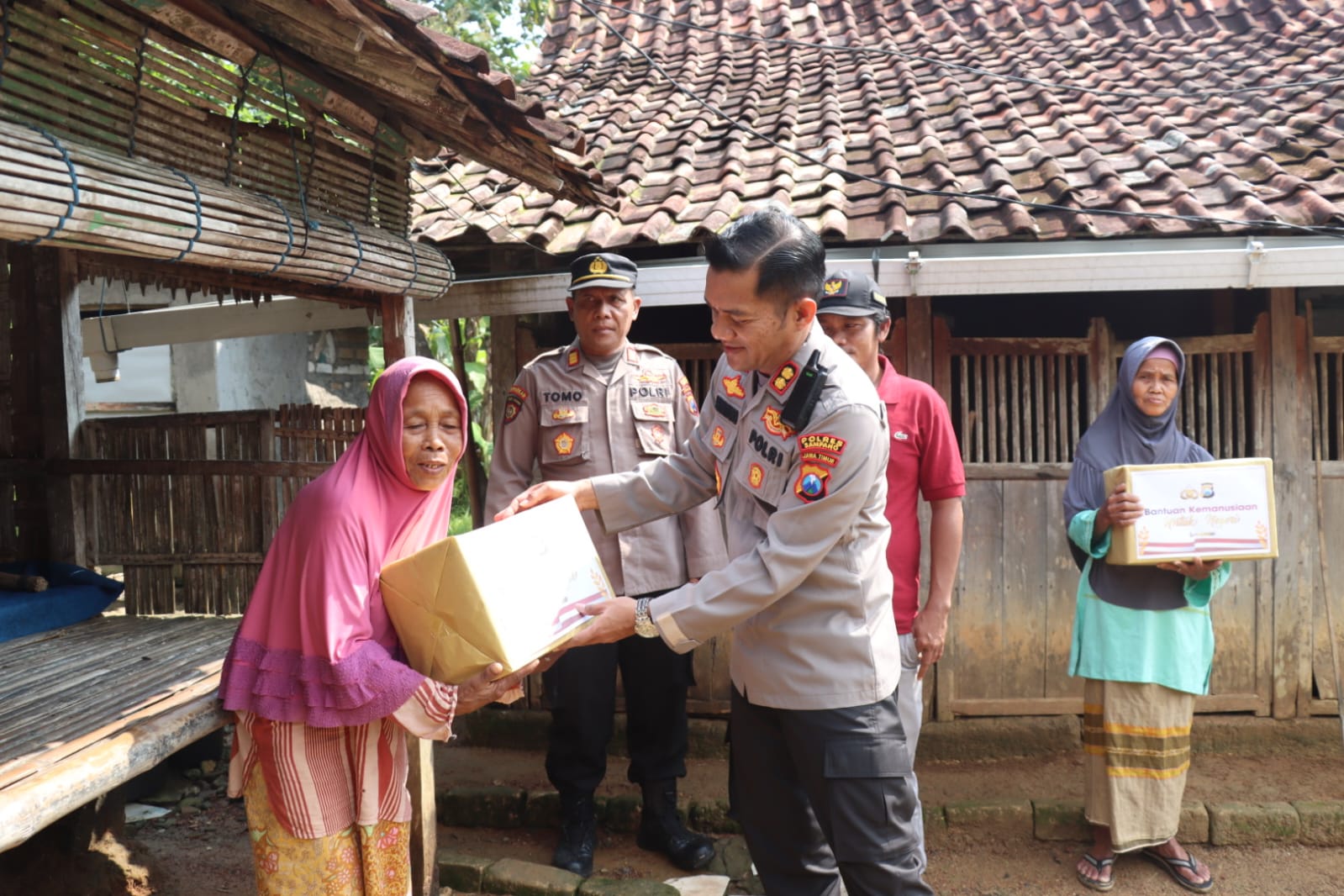 Kapolres Sampang Terus Bagikan Sembako : Kepada Warga Masyarakat Kurang Mampu