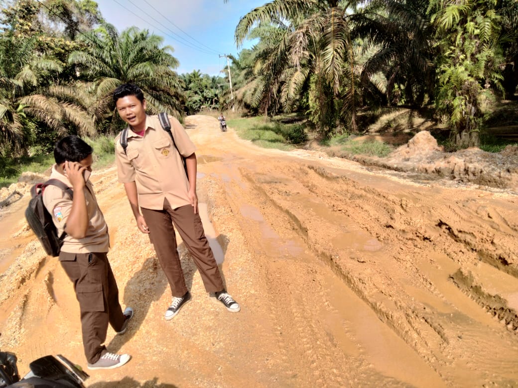 Akses  Jalan Desa Kunangan Sungai Bengkal  Kecamatan Tebo Ilir Kab Tebo  Tidak Mendapat Perhatian Dari Pemerintah Daerah