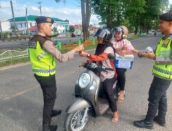 Sat-Samapta Polres Merangin Bagi Taqjil menjelang buka puasa di Jalinsum depan Mako Polres Merangin