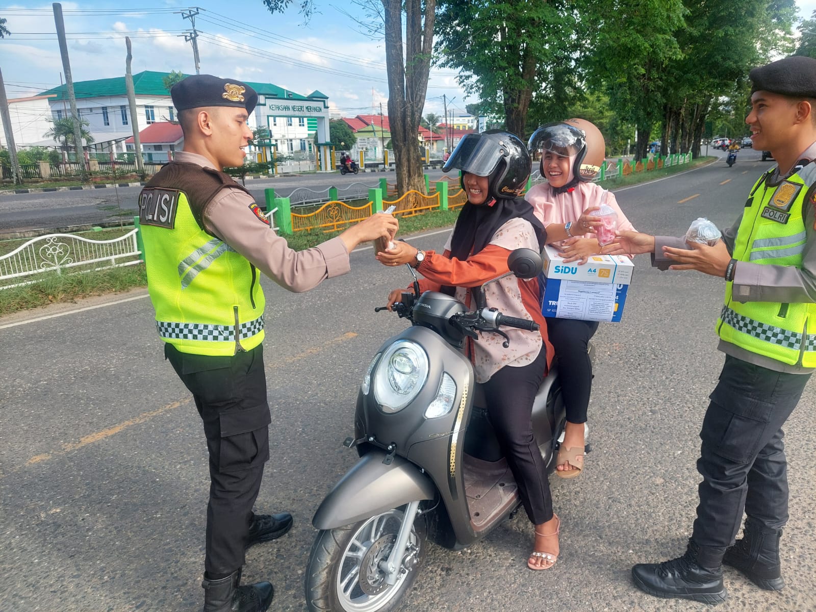 Sat-Samapta Polres Merangin Bagi Taqjil menjelang buka puasa di Jalinsum depan Mako Polres Merangin