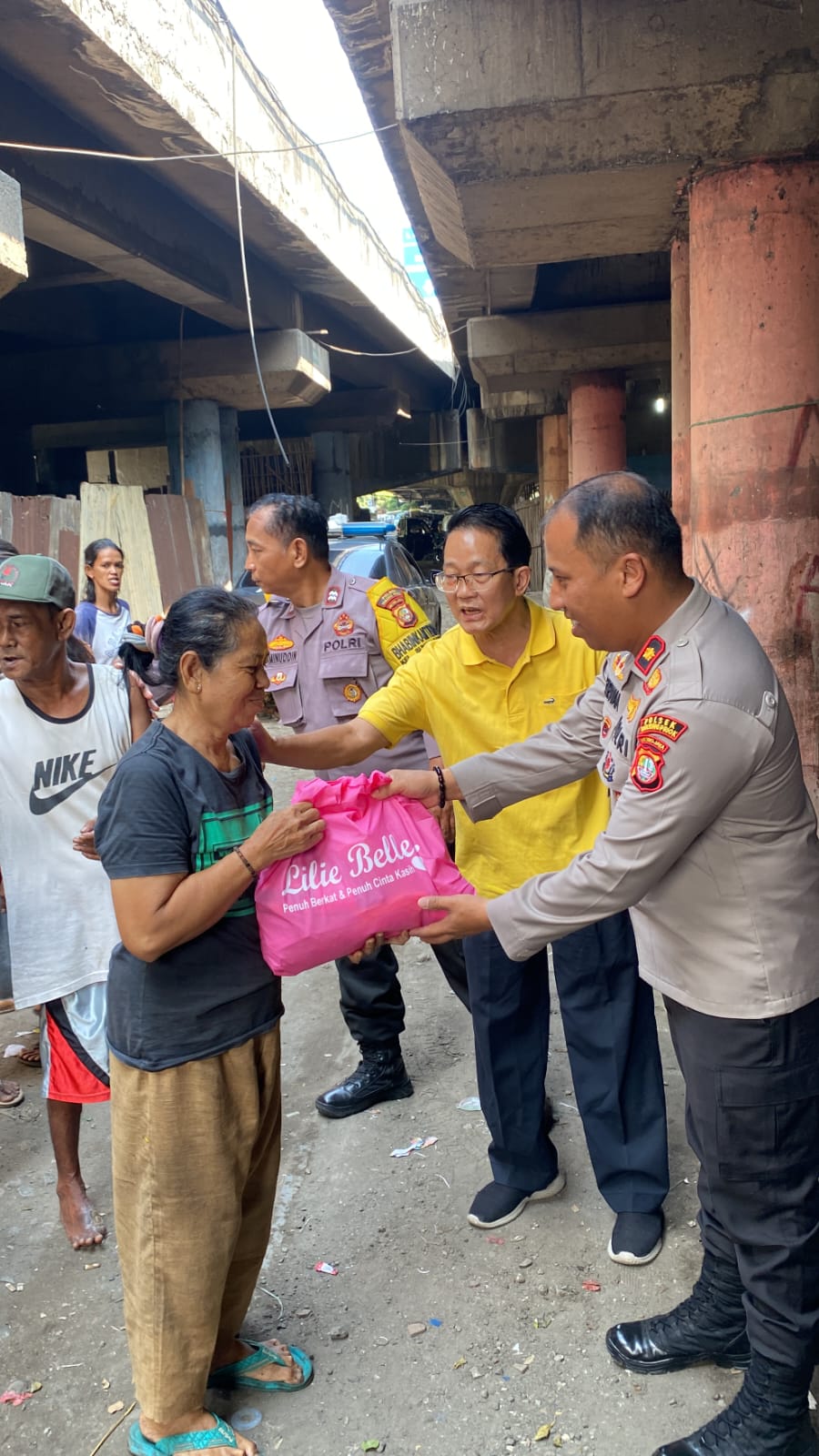 Berbagi Berkah Di Bulan Ramadhan, Polsek Tanjung Priok Polres Metro Jakarta Utara Salurkan Bansos Kepada Warga Sekitar