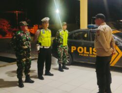 Patroli Gabungan Polsek Tabir dan Koramil Tabir Berikan Keamanan Pada Warga Saat Beribadah Sholat Tarawih.