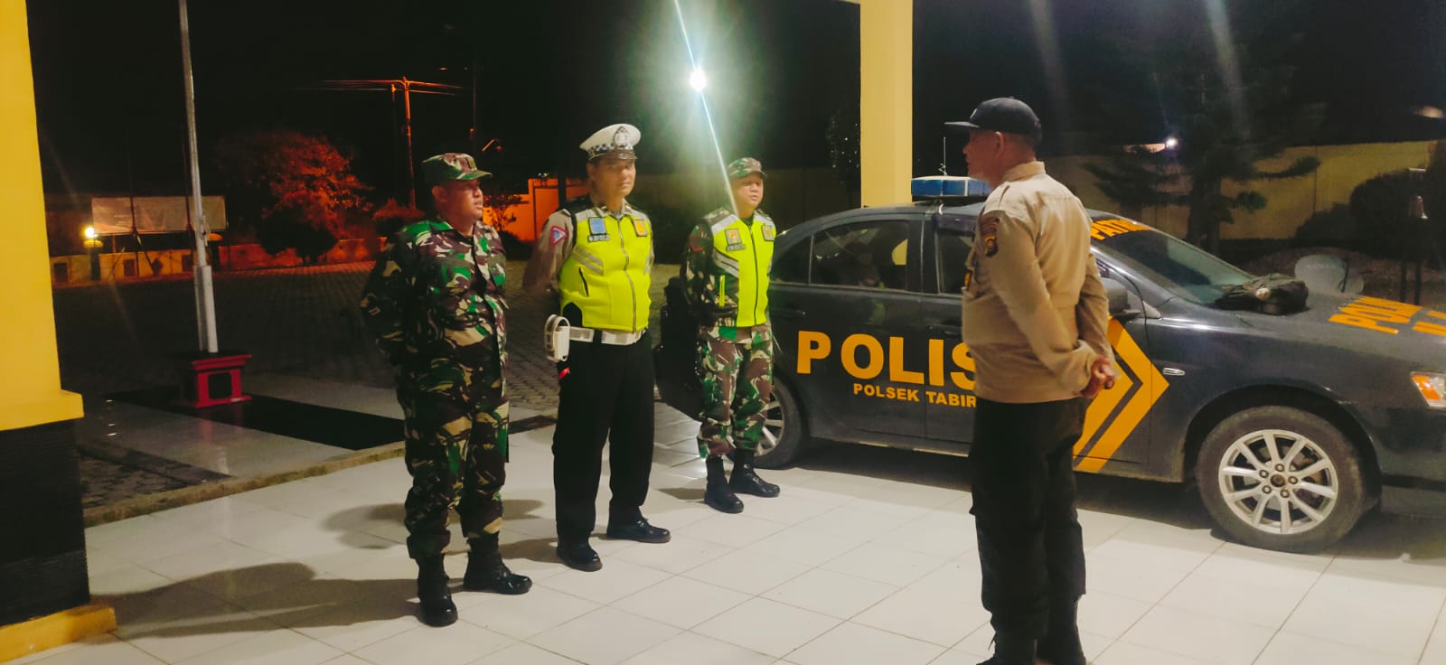 Patroli Gabungan Polsek Tabir dan Koramil Tabir Berikan Keamanan Pada Warga Saat Beribadah Sholat Tarawih.