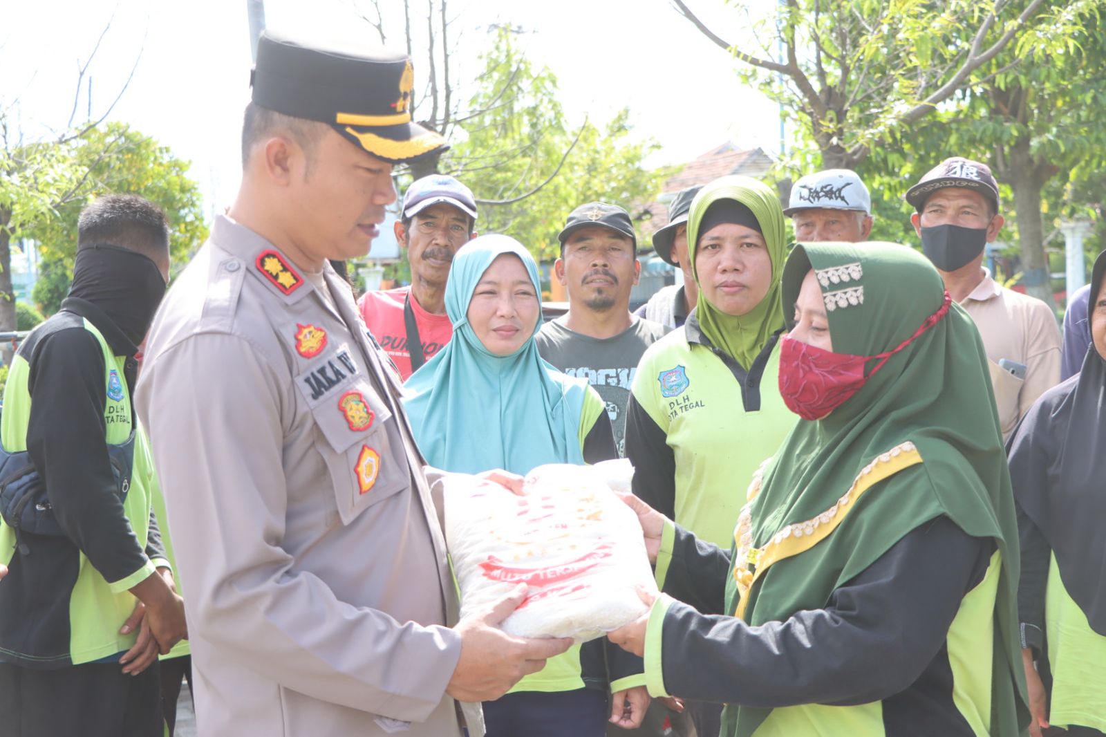 Wujud Kepedulian Kapolri Ke Masyarakat, 2 Ribu Bansos Disebar Ke Warga Jakarta Utara.