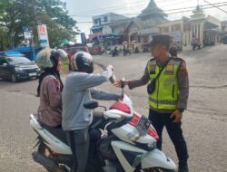 Kasat Samapta Bagi Taqjil pada Pengendara Sepeda Motor yang Lengkap kelengkapannya.