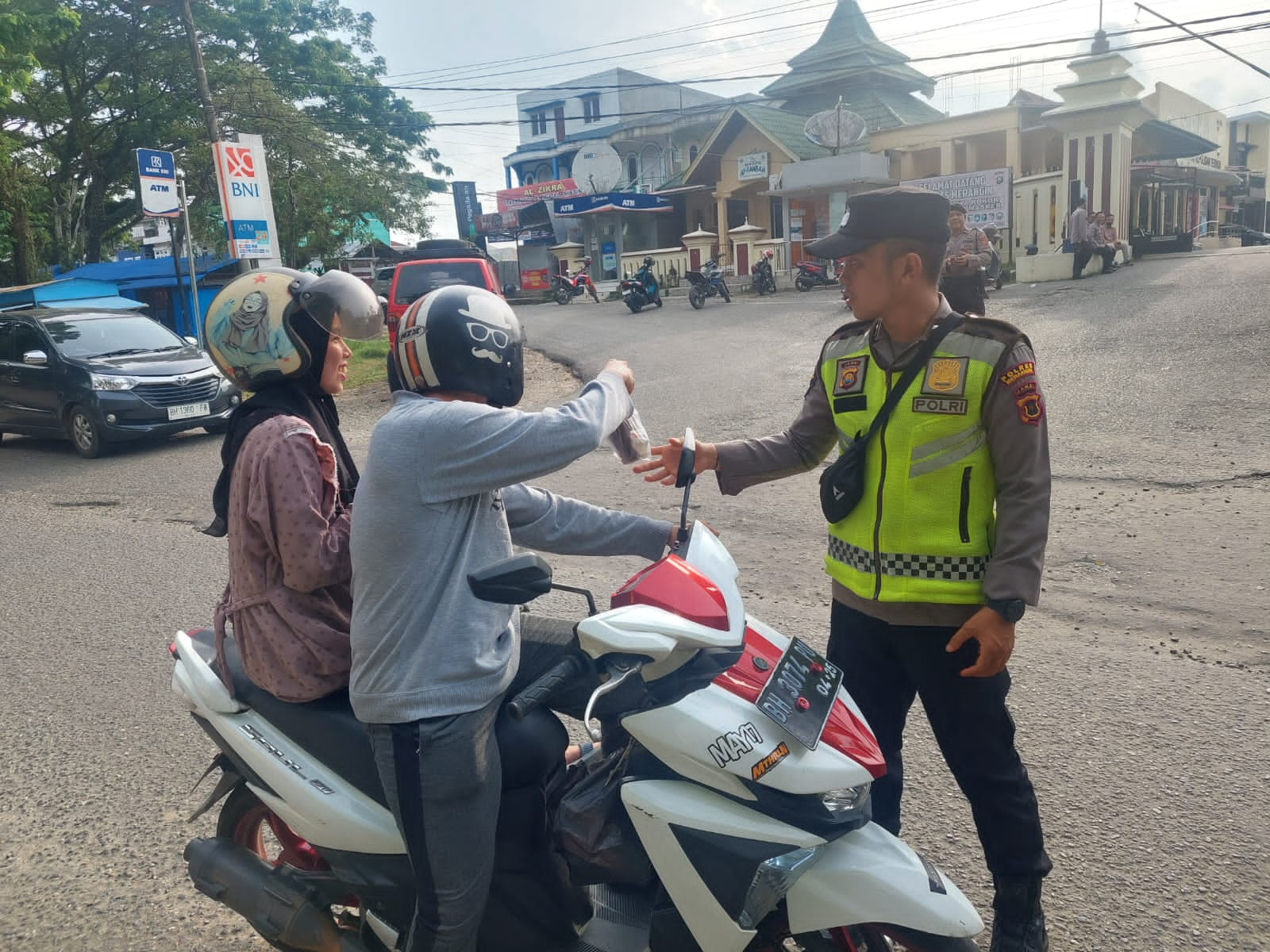 Kasat Samapta Bagi Taqjil pada Pengendara Sepeda Motor yang Lengkap kelengkapannya.