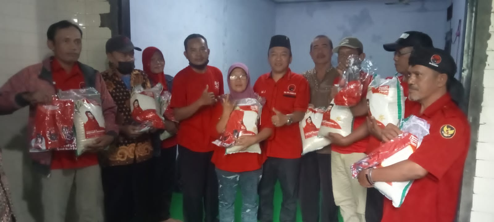 MJ Kader PDI Perjuangan Tegal Kota, Berikan Beras Pada PAC Dan Ranting PDI P Tegal Kota.