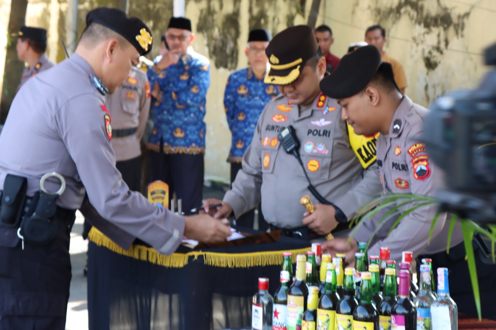 Bulan Ramadhan, Polres Brebes Musnahkan Ribuan Botol Miras.