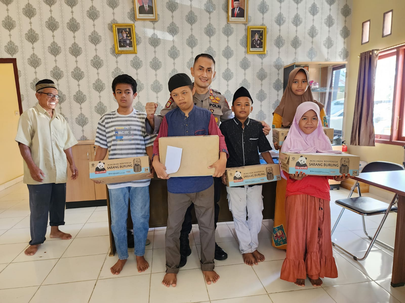 Polsek Tabir serahkan Paket Lebaran pada Anak Yatim di seputaran Mapolsek