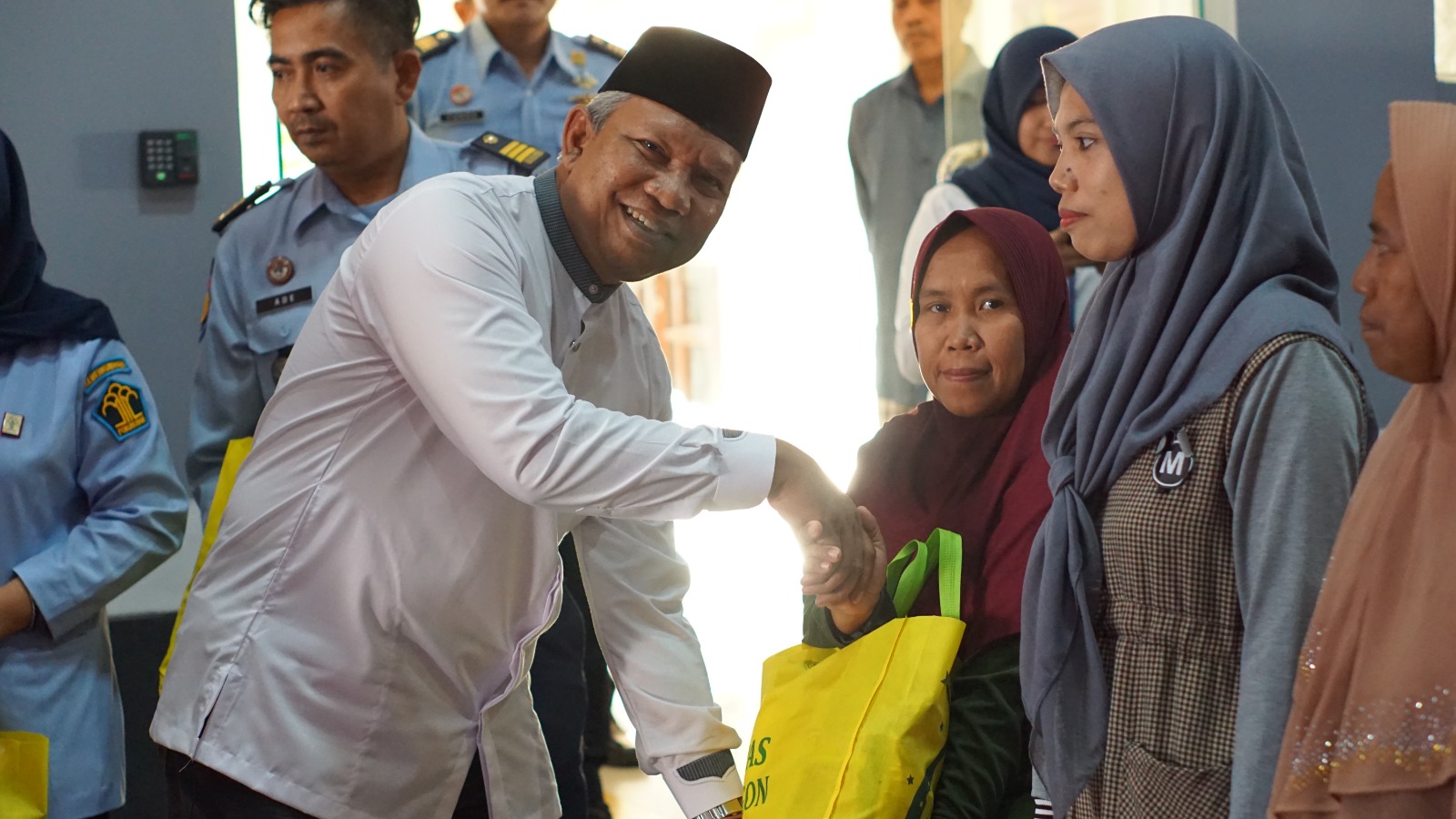 PERINGATI HBP KE-59, LAPAS CILEGON GELAR KEGIATAN BAKSOS BAGIKAN 100 PAKET SEMBAKO