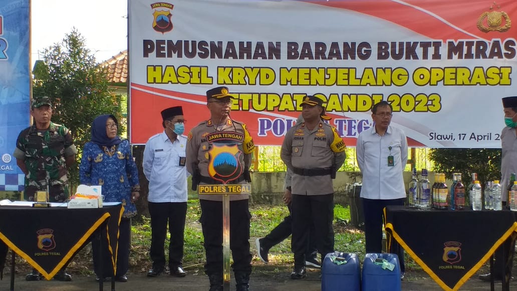 Jelang Idul Fitri 2023, Polres Tegal Musnahkan Barang Bukti Miras Dan Knalpot Brong Hasil KRYD.