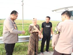 SIGAP, Kapolres Brebes Bersama Wakapolres Bantu Pemudik Yang Mengalami Ban Bocor Di Jalur Tol Jelang One Way.