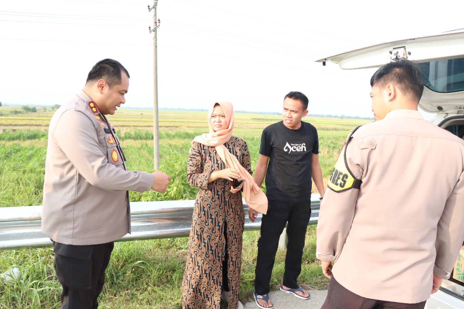 SIGAP, Kapolres Brebes Bersama Wakapolres Bantu Pemudik Yang Mengalami Ban Bocor Di Jalur Tol Jelang One Way.