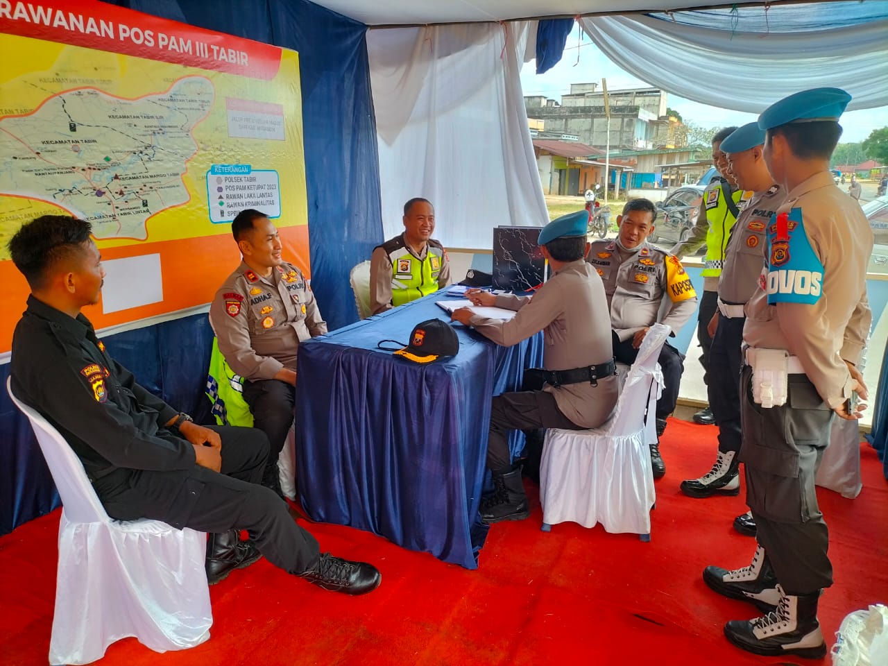 Kapolsek tabir Terima Kunjungan Kasi Propam Polres Merangin di Pos Pam Ops Ketupat I,pos Mudik Lebaran 1444H,2023M.