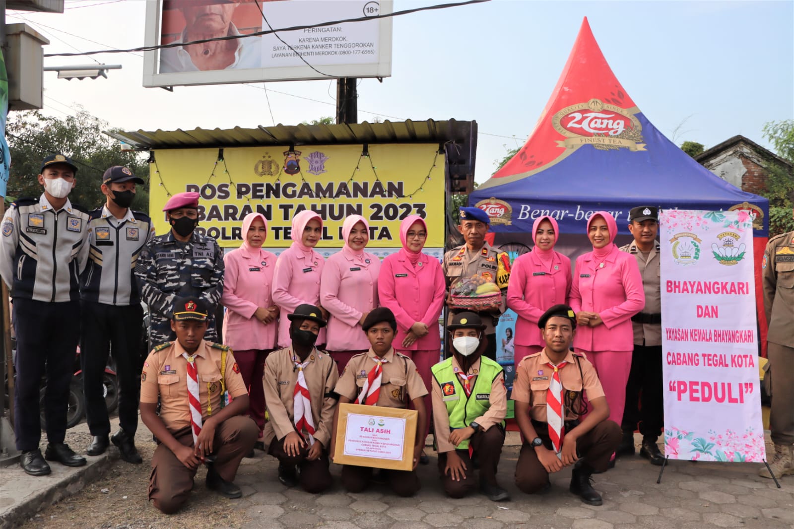 Berikan Suport Pada Anggota, Bhayangkari Cabang Tegal Kota Kunjungi Pos Pengamanan Lebaran 2023.