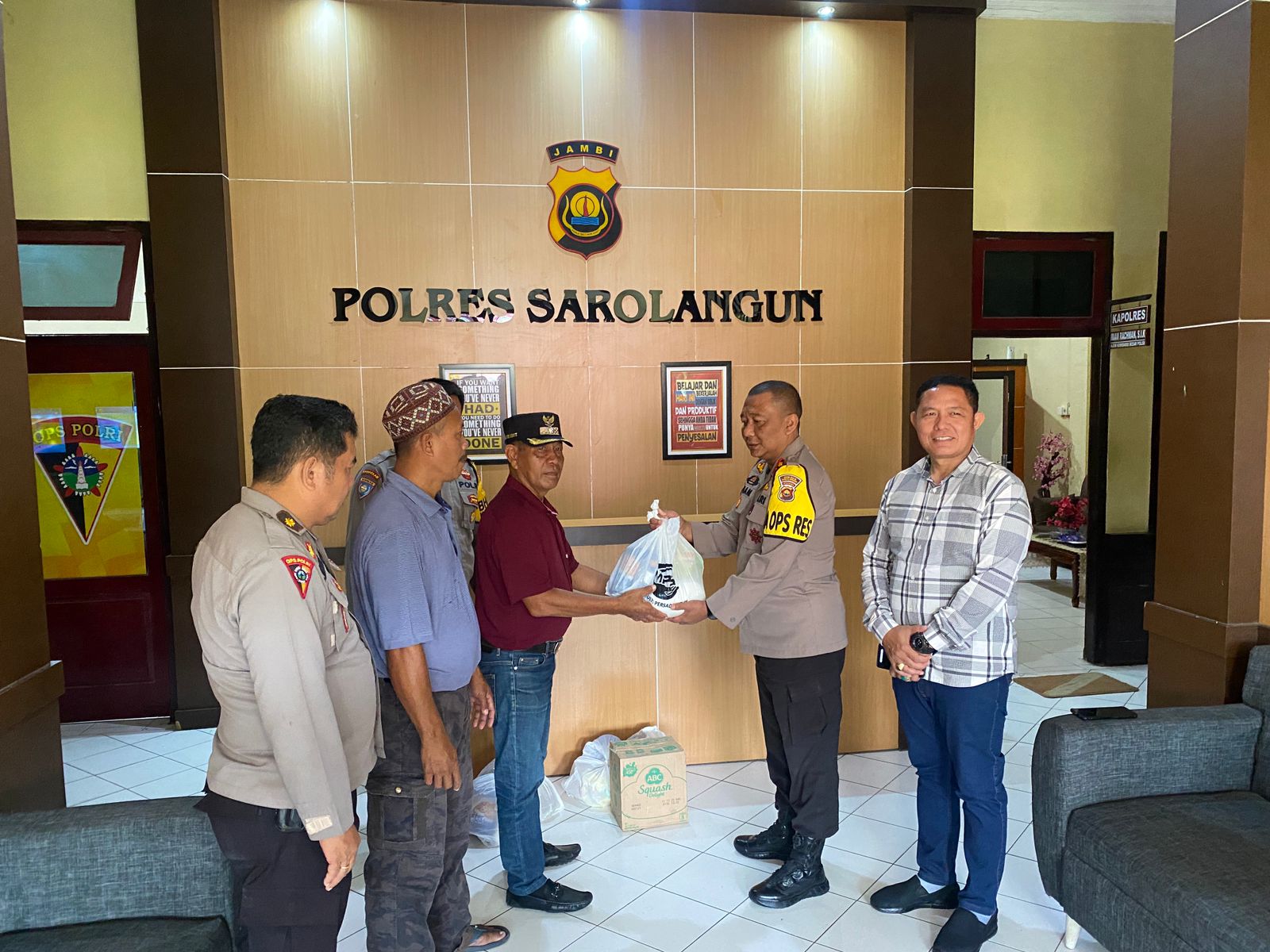 Polres Sarolangun bersama PT. MPS Petro China Serahkan 1000 Paket Sembako kepada Masyarakat sepuluh Desa