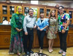 Klinik Bedah Plastik Queen Gandeng Pelanggan Setia Barbie, Irma, Irfan, Nana Mardiana Gelar Santunan Anak Yatim