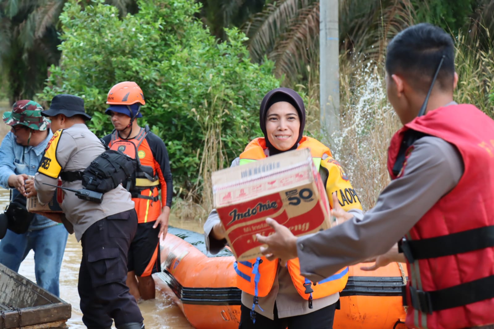 Kapolres Tebo Akbp Fitria Mega M.Psi.Psi  Meninjau Daerah Banjir Di Dusun Air Panas  Kec.Tebo Ilir Kab Tebo