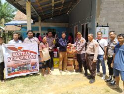 Kapolsek Tengah Ilir Memberikan Bantuan  Terhadap Korban Banjir Di Desa Lubuk Madrasah